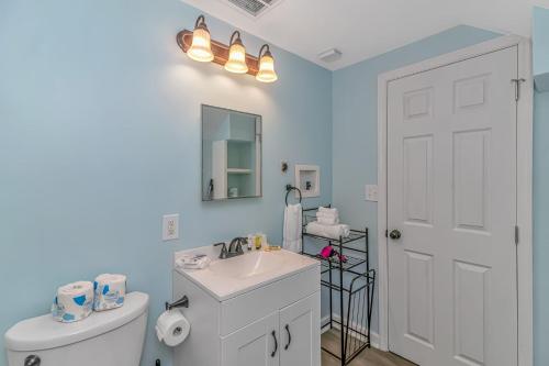 een badkamer met een wastafel, een toilet en een spiegel bij 125 Atlantic Avenue Unit G2 -Pet Friendly! Loft Apartment -Sleeps 2-4 guests! in Myrtle Beach
