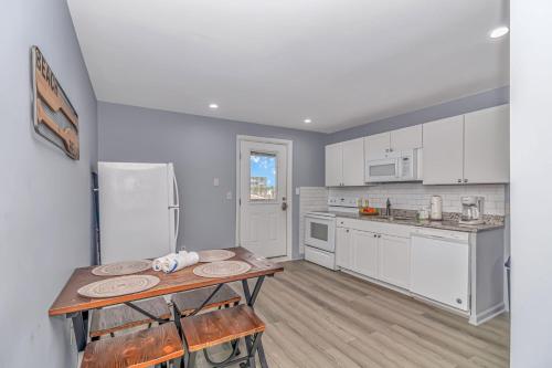 Η κουζίνα ή μικρή κουζίνα στο 125 Atlantic Avenue Unit K - Pet Friendly! Walk To The Beach and Pier! 1BR - 1BA -Sleeps 2-4 guests!