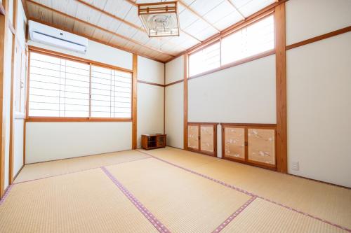 um quarto vazio com duas janelas grandes em Yuan - Vacation STAY 01317v em Matsue