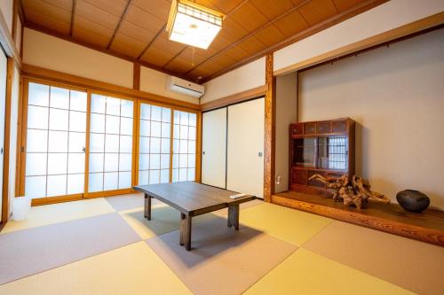 a room with a table in a room with windows at Yuan - Vacation STAY 01317v in Matsue
