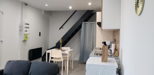 un salon avec un canapé et une table dans l'établissement Le Délice doré - Wifi - Parking Privée, à Lens