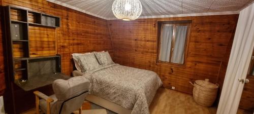 um quarto com uma cama e uma cadeira num quarto em CHAMBRE PRIVÉE Numéro 1 dans un Superbe appartement en colocation em Montataire