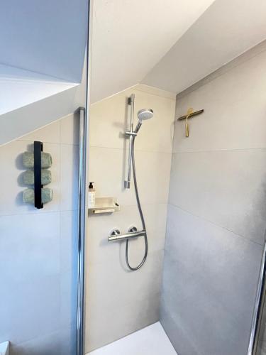 um chuveiro com uma porta de vidro na casa de banho em Westendperle am Olympiastadion em Berlim
