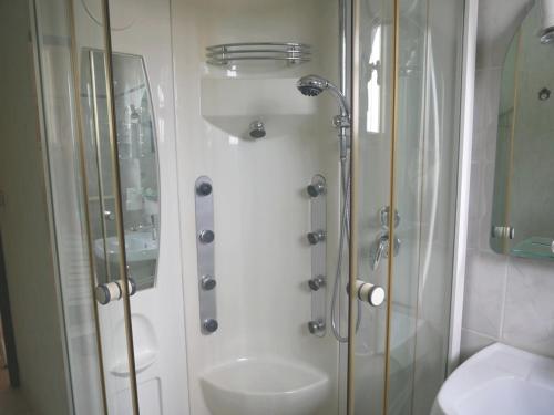 Ένα μπάνιο στο Maison calme près plage Govelins, jardin, BBQ, équipements modernes, idéal familles - FR-1-639-47