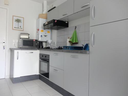 O bucătărie sau chicinetă la Appartement moderne 2 pièces avec balcon et WIFI, proche centre Sarzeau et plages - FR-1-639-48