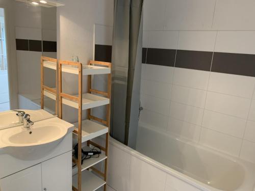 une salle de bain avec un lavabo, une douche et une baignoire dans l'établissement Appartement proche plage avec parking et balcon - FR-1-482-102, à Fort-Mahon-Plage