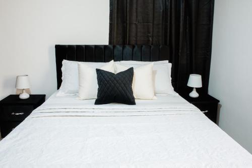 Postel nebo postele na pokoji v ubytování Luxury, cozy apartment Alma Rosa /15 min airport