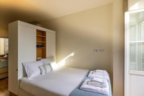 Katil atau katil-katil dalam bilik di Bright studio with terrace