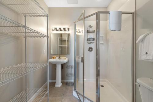 ein Bad mit einer Dusche und einem Waschbecken in der Unterkunft Windemere 904 Pool Side Cabana Included! in Perdido Key