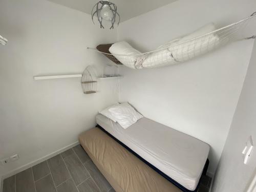 - une petite chambre avec un petit lit dans l'établissement Appartement lumineux en centre-ville d'Arcachon, proche commerces, balcon, 4 couchages - FR-1-474-191, à Arcachon