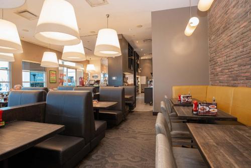 Ruang duduk di Sandman Signature Edmonton South Hotel