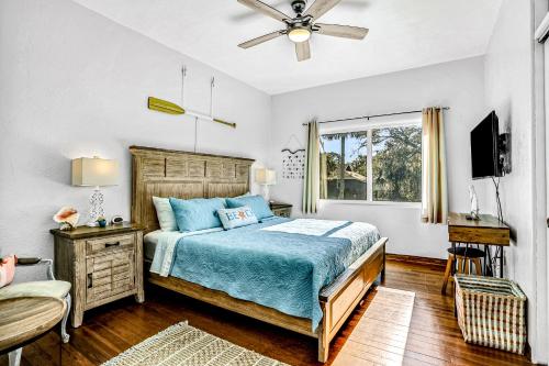 a bedroom with a bed and a ceiling fan at River Cottage in Edgewater