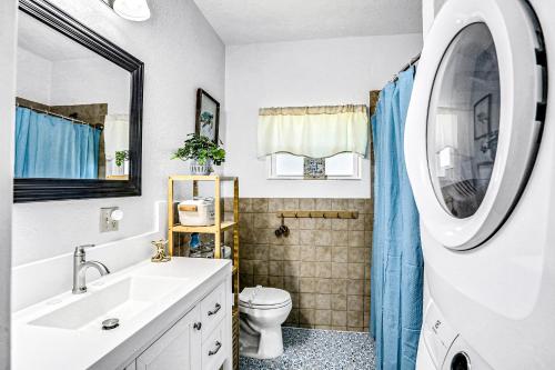 埃奇沃特的住宿－River Cottage，一间带水槽、卫生间和镜子的浴室