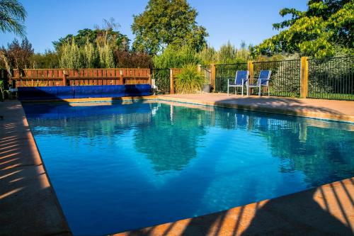 Hope的住宿－Country Retreats On Ranzau 0，庭院里的一个蓝色海水游泳池