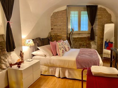 - une chambre avec un lit et une fenêtre dans l'établissement L’ARTSHOP, à Rome