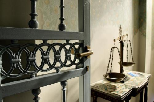 um quarto com uma mesa com um sino numa prateleira em Casa Xanadu Seville - 6 bedroom Andalusian home with terraces em Sevilha