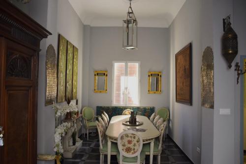 塞維利亞的住宿－Casa Xanadu Seville - 6 bedroom Andalusian home with terraces，一间带桌椅的用餐室