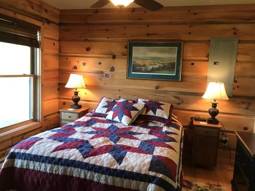 um quarto com uma cama numa parede de madeira em Blessed Sunset Getaway em Fleetwood