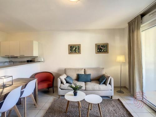 un salon avec un canapé et une table dans l'établissement Bel F2 climatisé avec terrasse, proche Thermes et centre-ville, animaux acceptés - FR-1-451-154, à Lamalou-les-Bains