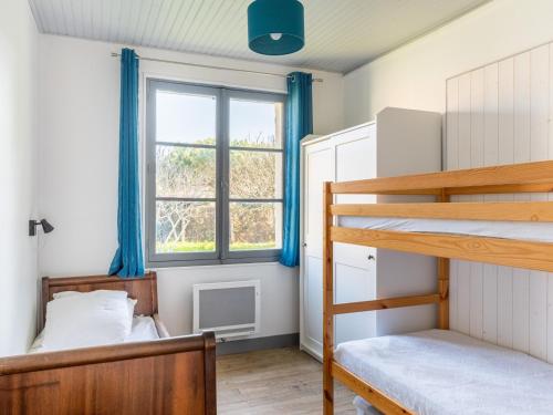 une chambre avec deux lits superposés et une fenêtre dans l'établissement Maison Individuelle T4 pour 5 pers, Proche Centre et Océan, Grand Jardin, Non Fumeur, Pas d'animaux - FR-1-521-190, à Biscarrosse