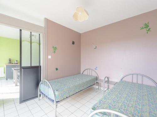 a bedroom with two beds in a room at Charmant T2 Bis avec Aperçu Mer, Piscine, Parking Privé à 100m Plage - Châtelaillon-Plage - FR-1-535-29 in Châtelaillon-Plage