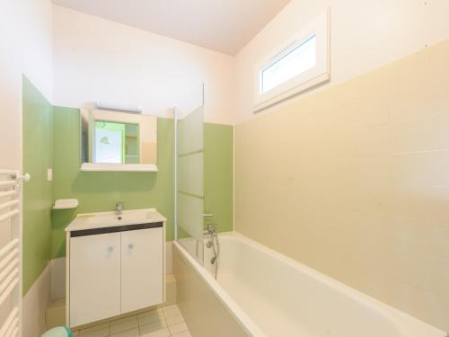 a bathroom with a sink and a bath tub at Appartement Châtelaillon-Plage, 3 pièces, 4 personnes - FR-1-535-29 in Châtelaillon-Plage