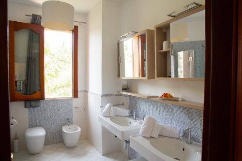een badkamer met een wastafel en een toilet bij Mare Nostrum Casa Vacanza in Licata