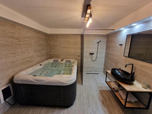 La salle de bains est pourvue d'une baignoire et d'un lavabo. dans l'établissement Apartment Stipe, à Solin