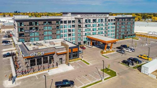 une vue aérienne sur un grand bâtiment avec un parking dans l'établissement Sandman Signature Saskatoon South Hotel, à Saskatoon