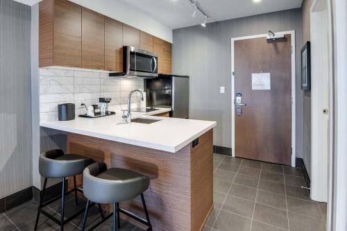 Sandman Signature Saskatoon South Hotelにあるキッチンまたは簡易キッチン