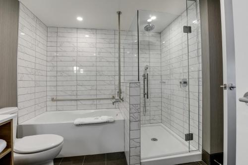 Sandman Signature Saskatoon South Hotelにあるバスルーム