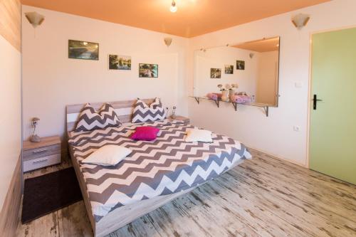 1 dormitorio con 1 cama grande y espejo en Apartment Stipe, en Solin