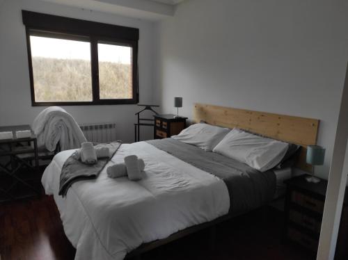 een slaapkamer met een groot bed en 2 handdoeken bij EN EL CORAZON DEL BARRIO DE LA ESTACIÓN in Haro