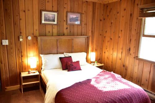 Ένα ή περισσότερα κρεβάτια σε δωμάτιο στο Quiet and Comfy 3bed/2bath - Chalet with hot tub.