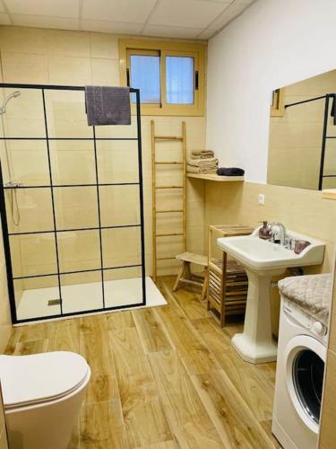 een badkamer met een toilet en een wastafel bij MASIA FINCA MAS ROIG in Camarles