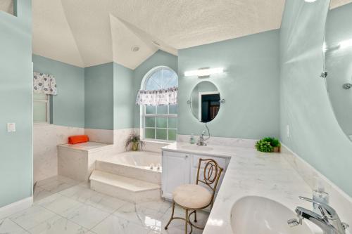 een badkamer met een bad en een wastafel bij Modern Vacation Home w/ Heated Pool 10min to the Beach in Palm Coast