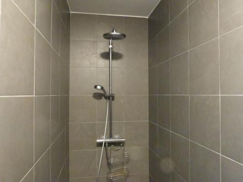 uma casa de banho com uma cabeça de chuveiro em Appartement La Tranche-sur-Mer, 3 pièces, 6 personnes - FR-1-194-234 em La Tranche-sur-Mer