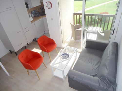 un salon avec un canapé, deux chaises et une table dans l'établissement Appartement duplex 4-5 pers., proche thalasso avec Wi-Fi et parking - FR-1-639-23, à Arzon