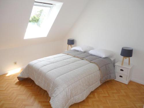 une chambre blanche avec un grand lit avec une fenêtre dans l'établissement Appartement duplex 4-5 pers., proche thalasso avec Wi-Fi et parking - FR-1-639-23, à Arzon