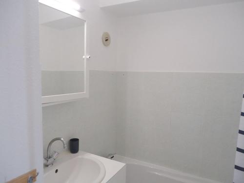 une salle de bain blanche avec un lavabo et un miroir dans l'établissement Appartement duplex 4-5 pers., proche thalasso avec Wi-Fi et parking - FR-1-639-23, à Arzon