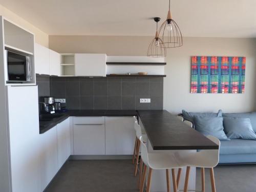 Photo de la galerie de l'établissement Appartement 2 chambres, balcon, accès plage, piscine, parking, animaux admis - La Tranche-sur-Mer - FR-1-194-232, à La Tranche-sur-Mer