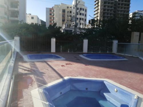 un patio con 3 bandejas en la parte superior de un techo en Apartaestudio con piscina y parqueadero, en Santa Marta
