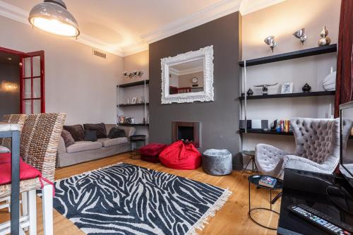 - un salon avec un tapis à motifs zébré dans l'établissement Travel lodge, à Cannes