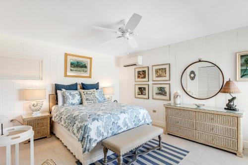 sypialnia z łóżkiem i wentylatorem sufitowym w obiekcie Casa Del Mar w mieście Key Colony Beach