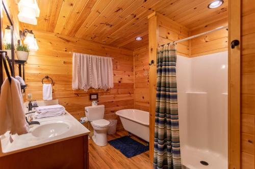 uma casa de banho com um lavatório, um WC e uma banheira em Bearadise at Blue Ridge em West Jefferson
