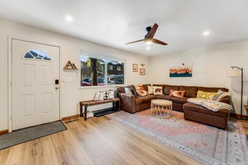 Lake Forest Drive Retreat – Photos 3