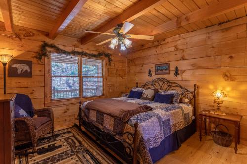 En eller flere senger på et rom på Timber Lodge