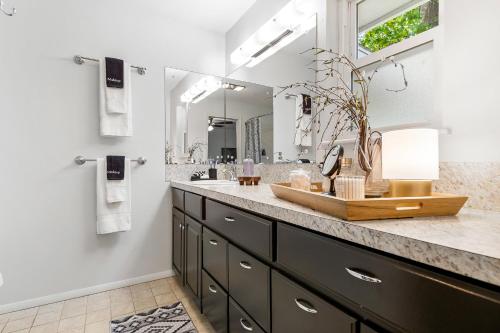 een badkamer met een wastafel en een grote spiegel bij The Eagles Nest in Bentonville