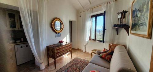 uma sala de estar com um sofá e uma janela em Aurinia em Saturnia