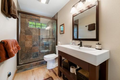 un baño con lavabo y ducha en Lake Haven, en Eureka Springs